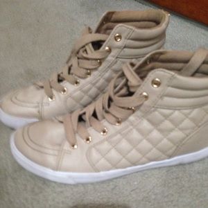 Size 6 g by guess sneakers like new never worn